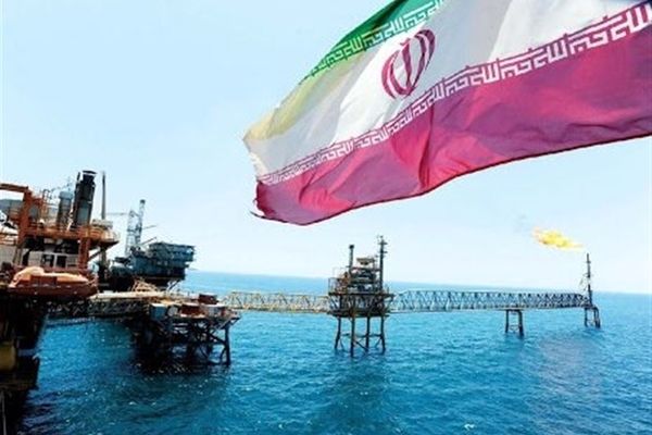 رویترز: ایران ۲۰۰میلیون بشکه نفت آماده برای صادرات دارد