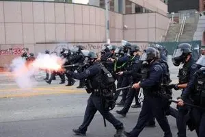 درگیری‌ها بین معترضان و پلیس لس‌آنجلس ادامه دارد+تصاویر