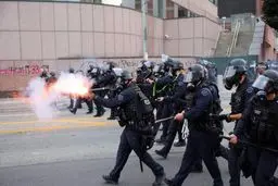 درگیری‌ها بین معترضان و پلیس لس‌آنجلس ادامه دارد+تصاویر