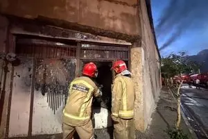 حریق در انبار لوازم یدکی خودرو در جاده قدیم کرج+فیلم