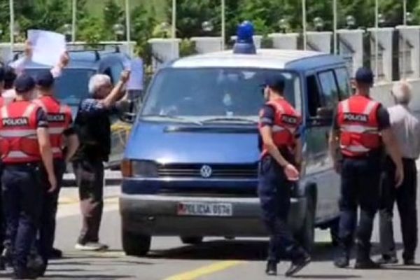 حمله پلیس آلبانی به مقر منافقین