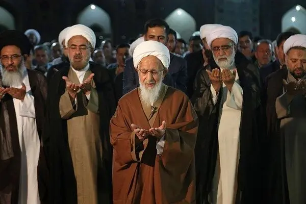 آیت‌الله جوادی آملی بر پیکر رهبر شهید در قم نماز اقامه می‌کند