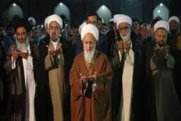 آیت‌الله جوادی آملی بر پیکر رهبر شهید در قم نماز اقامه می‌کند