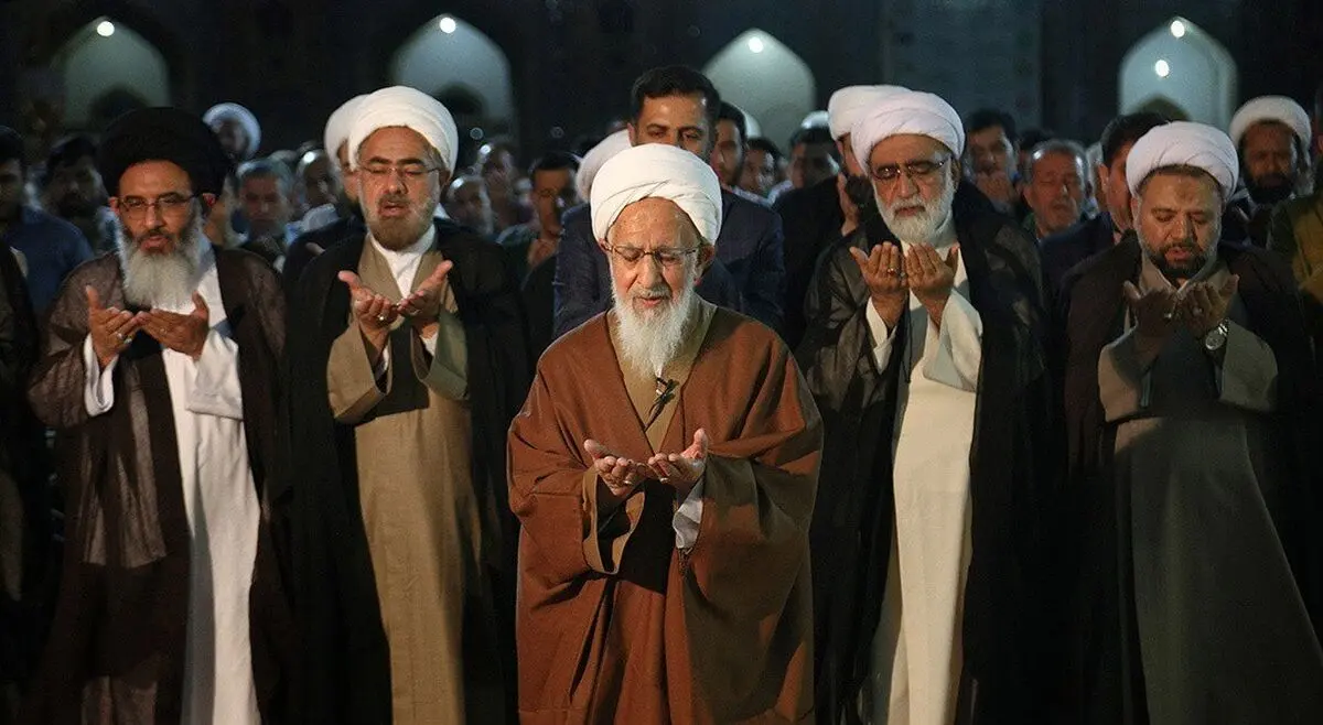 آیت‌الله جوادی آملی بر پیکر رهبر شهید در قم نماز اقامه می‌کند