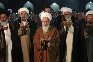 آیت‌الله جوادی آملی بر پیکر رهبر شهید در قم نماز اقامه می‌کند