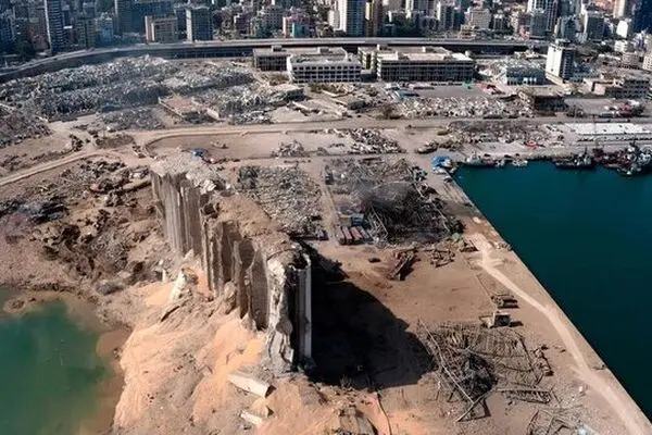 
جمع‌آوری ۵۲ کانتینر حامل مواد شیمیایی بسیار خطرناک از بندر بیروت

