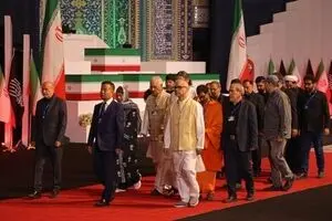 ادای احترام نمایندگان بیش از ۱۰۰ کشور به رهبر شهید انقلاب در مصلای تهران