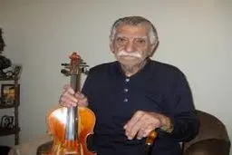 اهدای ویولن قدیمی ناصر زرآبادی به موزه موسیقی در مراسم بزرگداشت پیشکسوتان رادیو