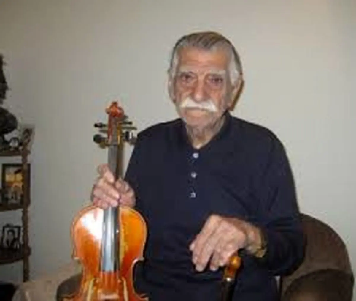 اهدای ویولن قدیمی ناصر زرآبادی به موزه موسیقی در مراسم بزرگداشت پیشکسوتان رادیو
