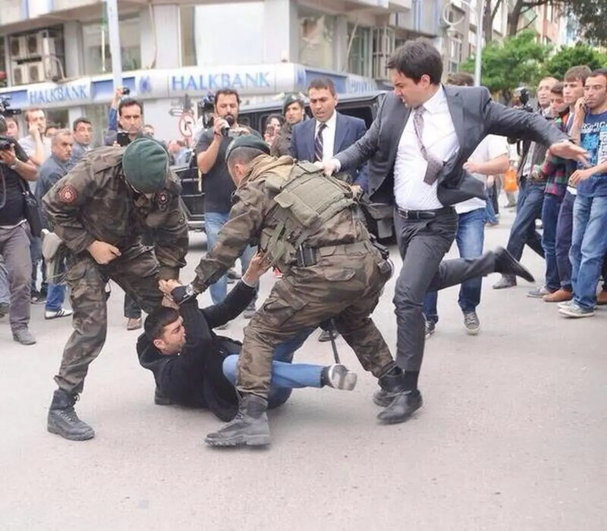 کتک‌کاری مشاور اردوغان با معترضان جنجال به پا کرد