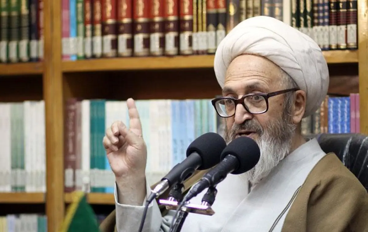 آیت‌الله سبحانی: در محرمات و واجبات نباید ذره‌ای از مسیر حق خارج نشویم