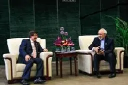 ظریف با بازماندگان حادثه معدن سوما ابراز همدردی کرد