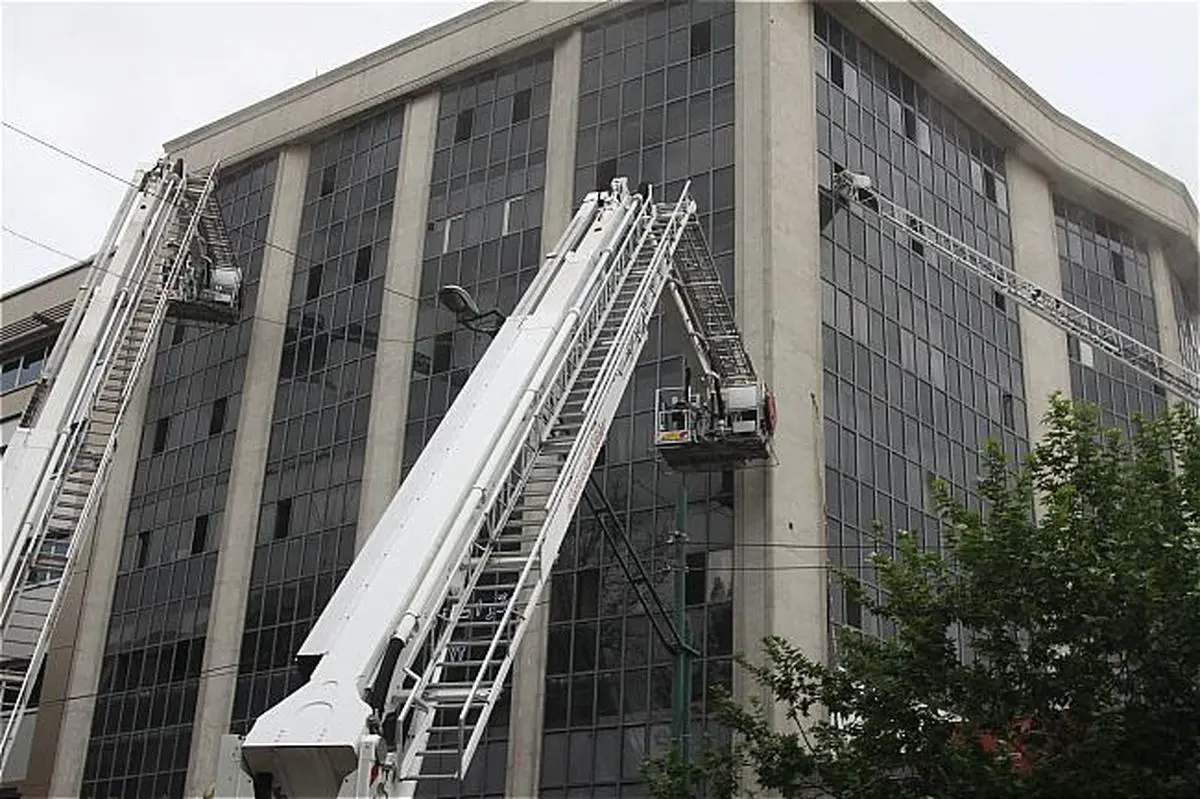 مهارآتش‌سوزی در ساختمان هشت طبقه؛ ۲۰ نفر نجات یافتند