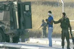 نظامیان صهیونیست دو فلسطینی را بازداشت کردند