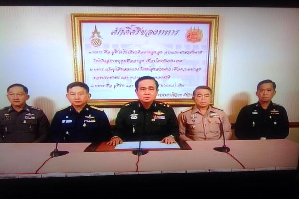 ارتش تایلند نخست وزیر برکنار شده این کشور را بازداشت کرد