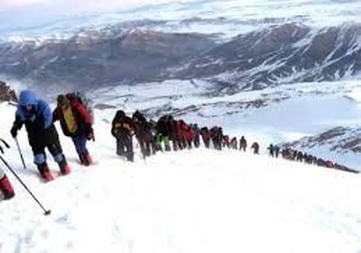 بانوان ورزشکار خاش مسیر صعود به قله "تفتان" را پاکسازی کردند