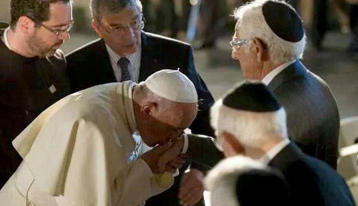 مسیحیان به اقدام پاپ در بوسیدن دست خاخام صهیونیست اعتراض كردند