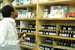 یک استاد داروسازی: سالمندان و اطفال باید داروخانه‌های ویژه باشند