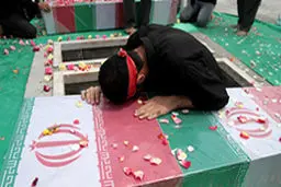 پیکر شهید تازه تفحص شده  در باغ موزه دفاع مقدس به خاک سپرده می‌شود