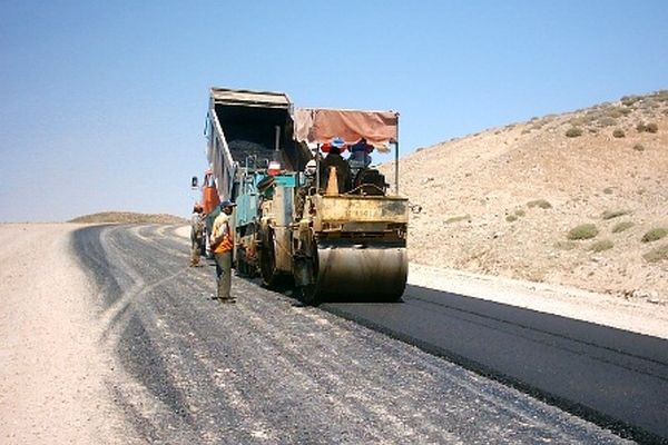 معاون وزیر راه از اختصاص ۵۰۰ هزار تن قیر برای آسفالت راه‌های روستایی در سال جاری خبر داد