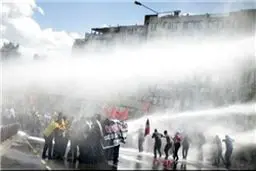 پلیس ترکیه برای متفرق کردن معترضان از گاز اشک‌آور استفاده کرد