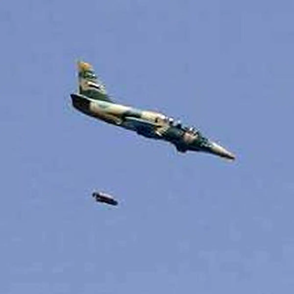 جنگنده‌های سوریه، مواضع تروریست‌ها در حمص را بمباران کردند