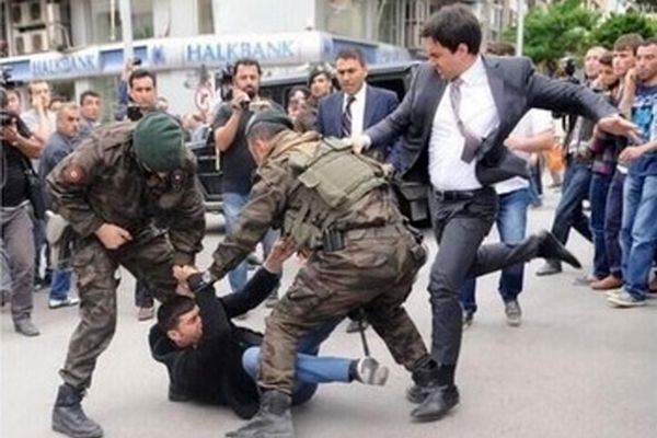 مشاور اردوغان به علت کتک زدن یک تظاهرکننده از سمتش برکنار شد