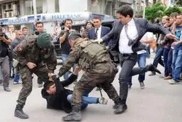 مشاور اردوغان به علت کتک زدن یک تظاهرکننده از سمتش برکنار شد