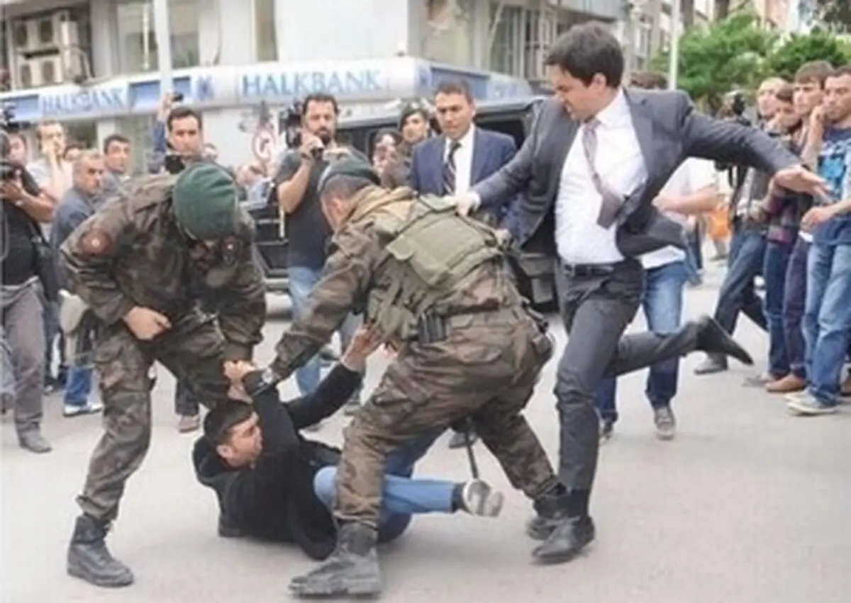 مشاور اردوغان به علت کتک زدن یک تظاهرکننده از سمتش برکنار شد
