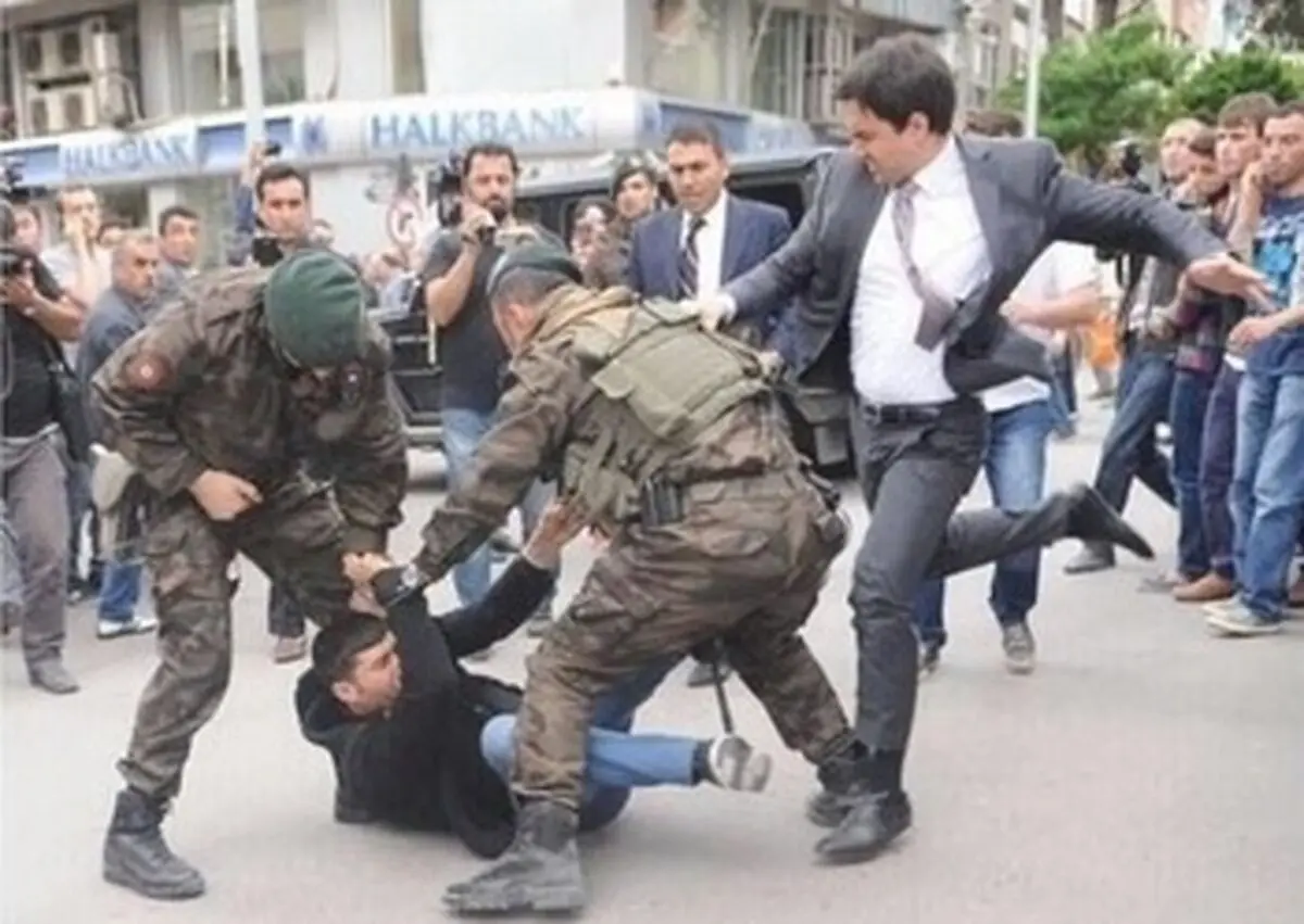 مشاور اردوغان به علت کتک زدن یک تظاهرکننده از سمتش برکنار شد