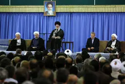 رهبر  انقلاب: با تمسک به دشمنان اسلام، 