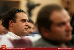 هومن برق‌نورد و پارسا پیروفر تئاتری را به صحنه میبرند