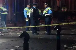 فرد ناشناس با چاقو در 