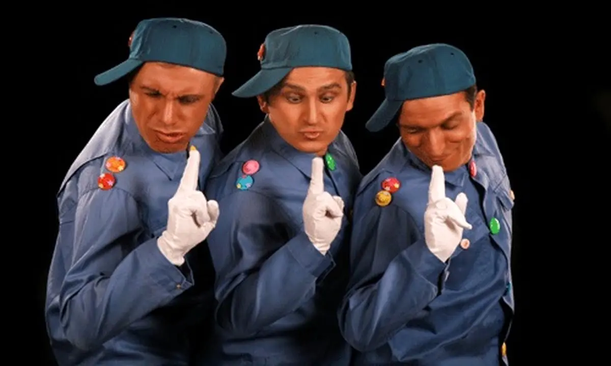 عموهای فیتیله‌ای برای جانبازان برنامه اجرا میكنند