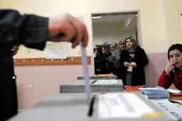 برخی از رای‌دهندگان با در دست داشتن تصاویر بشار اسد به پای صندوق رای رفتند