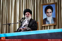 رهبر انقلاب: مزاحمت‌های آمریکا، چالش بیرونی و فراموشی جهت نهضت امام(ره) چالش درونی است