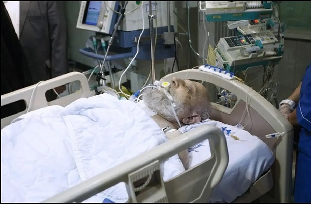 مسئول دفتر رهبر معظم انقلاب به عیادت آیت‌الله مهدوی کنی رفت