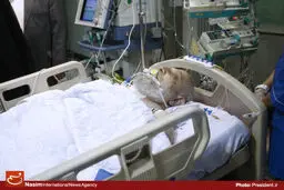 عکس خبری:: عیادت رئیس جمهور از آیت‌الله مهدوی کنی