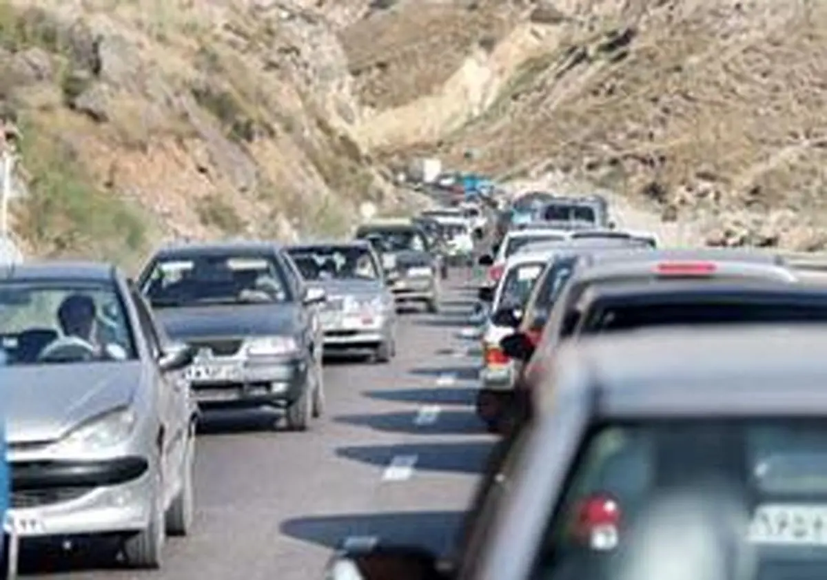 ترافیک در محورهای چالوس و هراز نیمه‌سنگین است