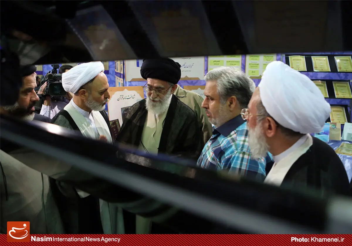 عکس خبری:: بازدید رهبر معظم انقلاب از نمایشگاه کتاب دارالحدیث 