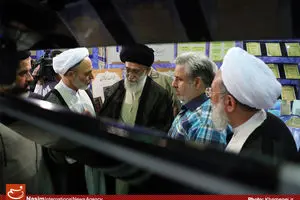 عکس خبری:: بازدید رهبر معظم انقلاب از نمایشگاه کتاب دارالحدیث 