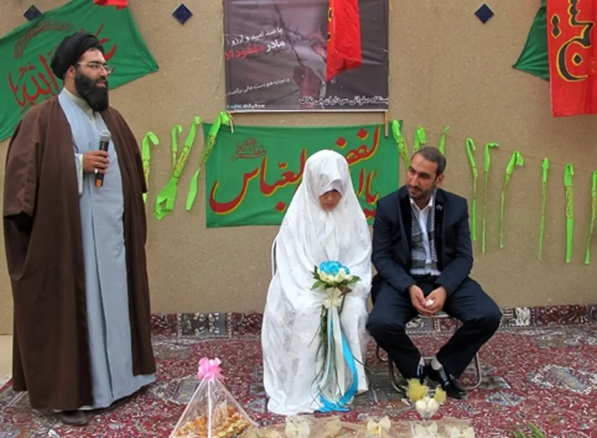 یک زوج بسیجی، مراسم عقد خود را در کنار مزار شهدای گمنام جشن گرفتند