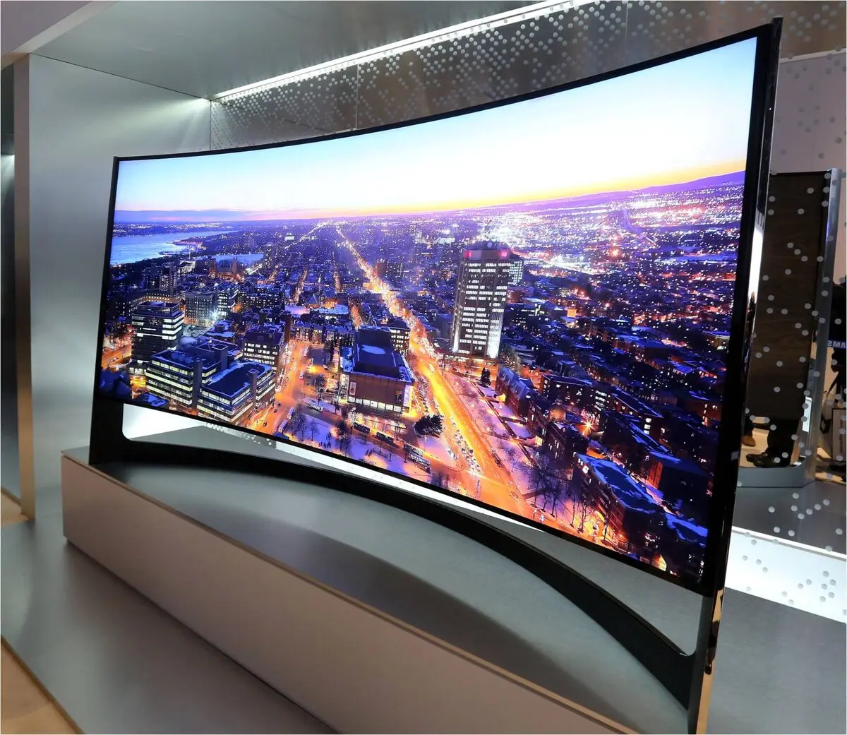اولین تلویزیون "Curved  UHD" جهان برای اولین بار در ایران در معرض دید عموم قرار گرفت
