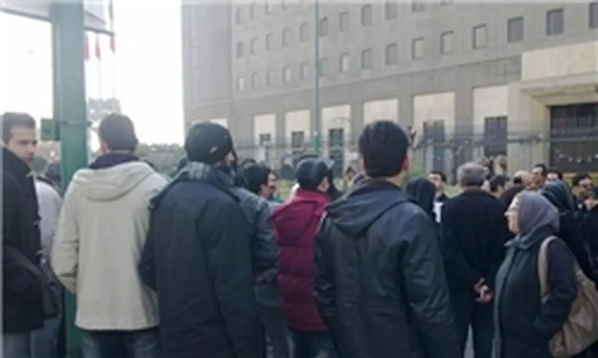 اعضای تعاونی مسکن کارگران برق تهران مقابل مجلس تجمع کردند