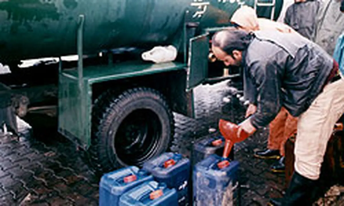 سالانه ۲۰ میلیون لیتر از مرزهای کشور سوخت قاچاق می‌شود