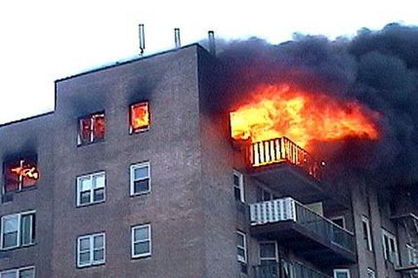 تعداد ۳۰ نفر در آتش سوزی ساختمان پنج طبقه در میدان هفت تیر نجات یافتند