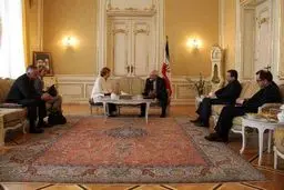 ناهار کاری ظریف و اشتون به پایان رسید