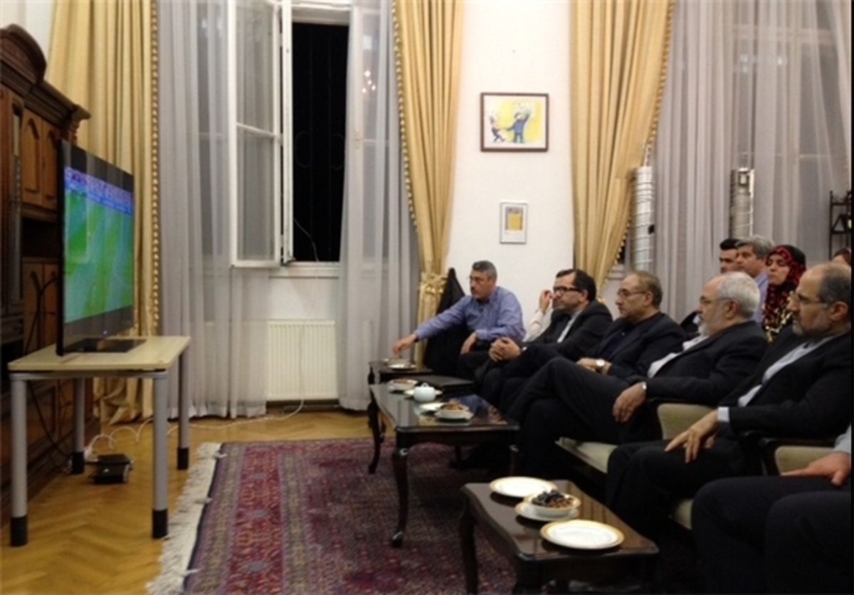 ظریف به تماشای مسابقه فوتبال ایران و نیجریه نشست