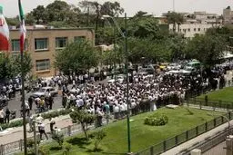 تعدادی از یازنشستگان صنعت فولاد کشور صبح امروز مقابل مجلس تجمع کردند