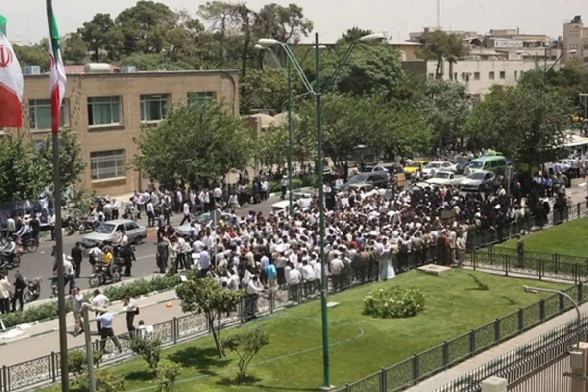 تعدادی از یازنشستگان صنعت فولاد کشور صبح امروز مقابل مجلس تجمع کردند